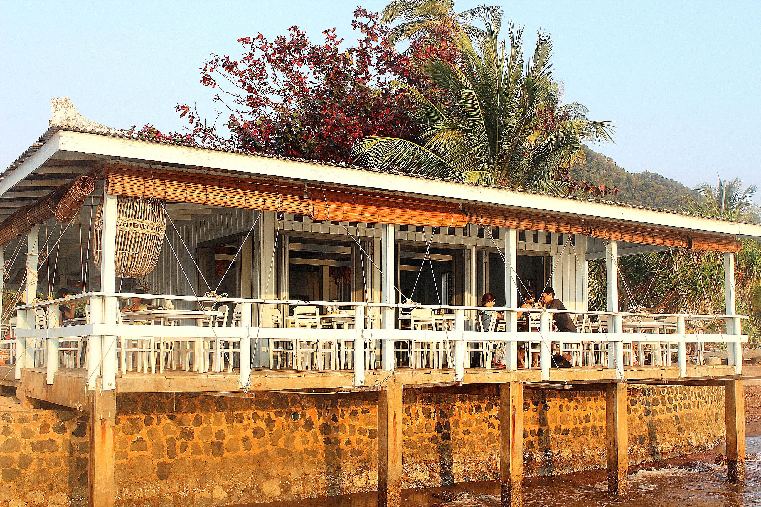 Kep có nhiều resort được xây dựng từ thời Pháp thuộc cùng với 200 biệt thự cổ.