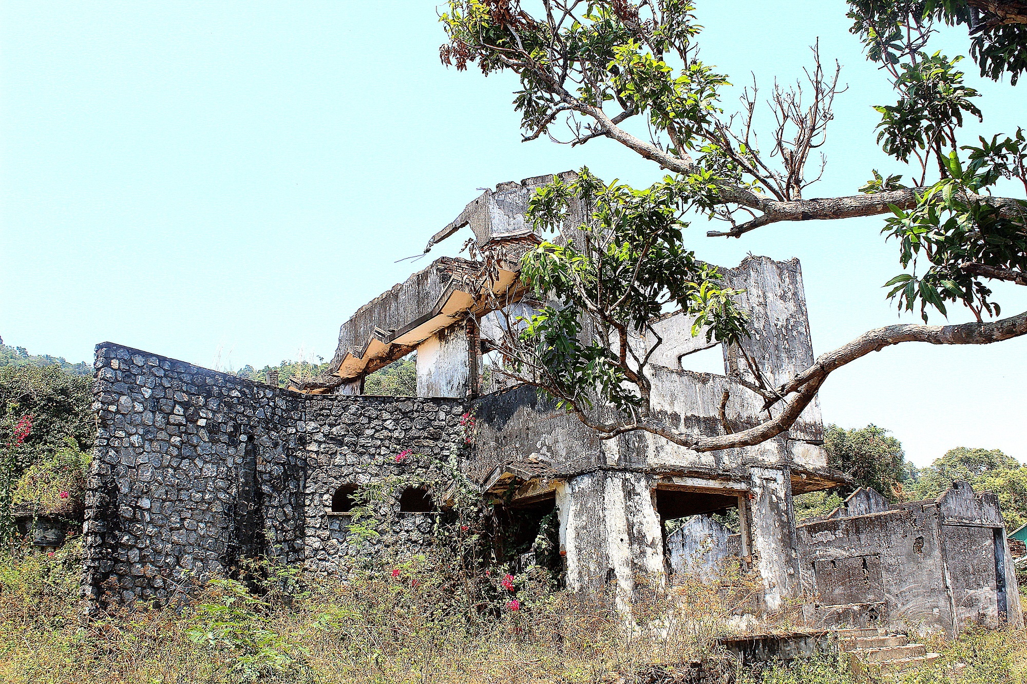 Tuy nhiên, đến thời kỳ Khmer đỏ, các công trình này bị phá hủy khá nhiều nhưng hiện nay vẫn còn dấu tích của một thời kỳ vàng son. 