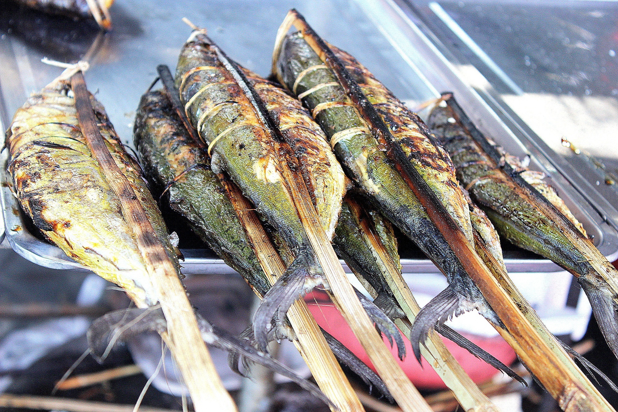 Ngoài ghẹ, đến Kep bạn cũng có thể thưởng thức nhiều món đặc sản khác như cá nướng, mực nướng...