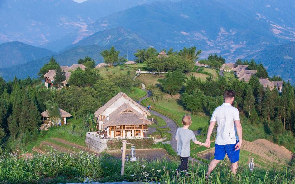 Topas Ecolodge được xây dựng khép kín bằng đá granit trắng, mái lá cọ với nội thất cao cấp bằng gỗ và đá tạo cho du khách cảm giác gần gũi với thiên nhiên. Được nghỉ ngơi thư giãn tại đây sẽ là trải nghiệm tuyệt vời, bởi ngoài những dịch vụ tiện nghi đầy đủ bạn còn được thưởng thức trọn vẹn khung cảnh hùng vĩ của đỉnh Phan Xi Păng – nóc nhà của Đông Dương. Ảnh: Chudu24.