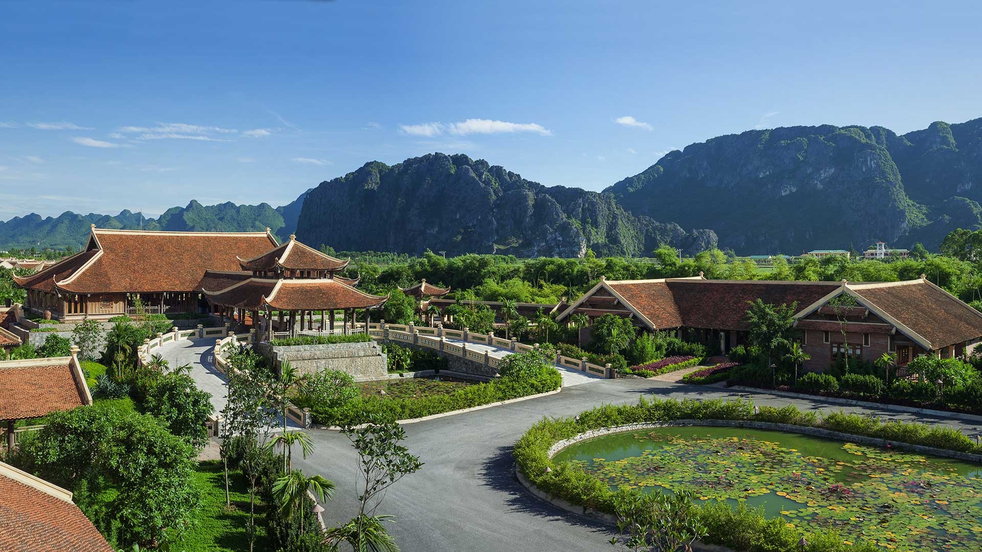 Emeralda Resort, Ninh Bình: Khu nghỉ dưỡng sinh thái Emeralda Resort nằm giữa một quần thể thiên nhiên kề bên khu bảo tồn ngập nước Vân Long với phong cảnh sơn thủy hữu tình. Ảnh: Emeraldagroup.