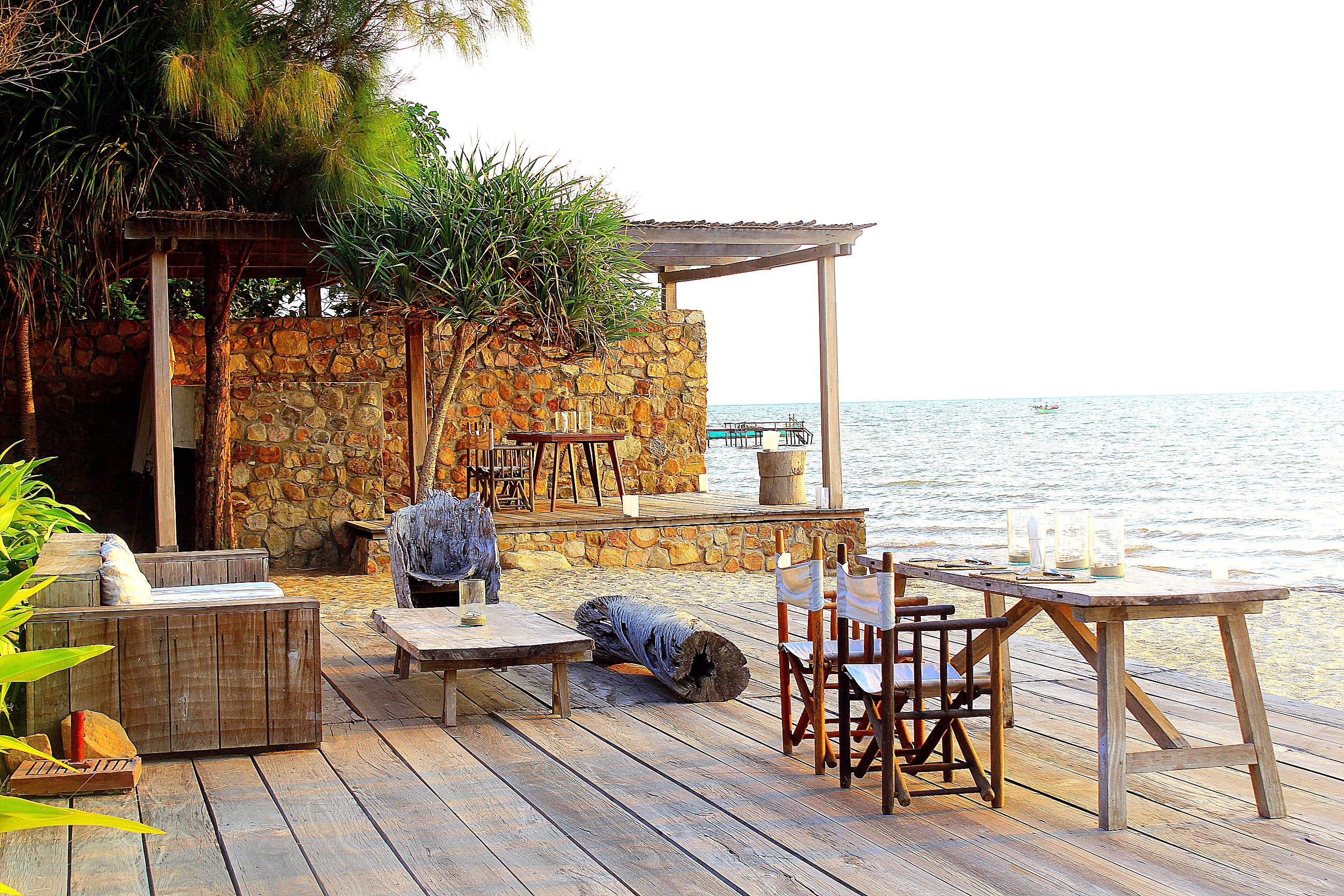 Thi trấn Kampot cách Kep chỉ tầm 30 phút lái xe, nổi tiếng với những ngôi nhà theo lối kiến trúc Pháp nằm bên bờ sông.