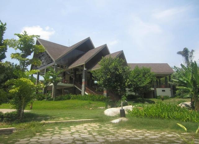Madagui Forest Resort, Lâm Đồng: Khu du lịch sinh thái rừng Madagui với diện tích gần 600 ha, trong đó bao gồm 500 ha rừng thuộc huyện Đạ Hoại, tỉnh Lâm Đồng. Đến với Madagui du khách như được hòa quyện vào thiên nhiên hoang dã, thả hồn lắng nghe chim hót, hít thở không khí trong lành, hay thưởng thức những bữa tiệc ngoài trời độc đáo. Ảnh: Mandagui.com
