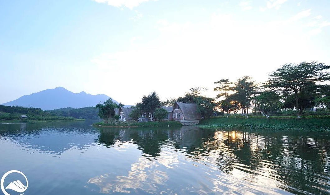 Tản Đà Spa Resort, Ba Vì. Đây là khu resort sang trọng được thiết kế theo lối kiến trúc mở với không gian rộng rãi và yên bình của vùng đất Ba Vì. Các kiến trúc chính của khu resort đều hướng ra hồ suối Bơn, nơi thiên nhiên hòa quyện của núi non và sông suối. 