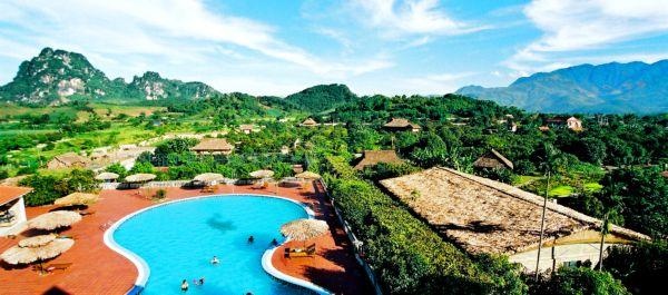 V Resort, Vĩnh Tiến, Kim Bôi, Hòa Bình.  Khu du lịch sinh thái V Resort nằm giữa một khung cảnh thiên nhiên tuyệt đẹp và hùng vĩ của núi rừng Tây Bắc. Du khách tới đây không những được chiêm ngưỡng vẻ đẹp của thiên nhiên mà còn được thưởng thức các loại đặc sản ẩm thực đặc trưng hết sức độc đáo. 
