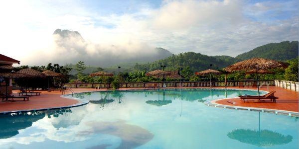 Ngoài ra, bạn còn có đắm mình bên trong nguồn nước khoáng Kim Bôi nổi tiếng, thư giãn với nhiều dịch vụ chăm sóc sức khỏe như Jacuzzi, steam, sauna và foot massage với đội ngũ nhân viên chuyên nghiệp.