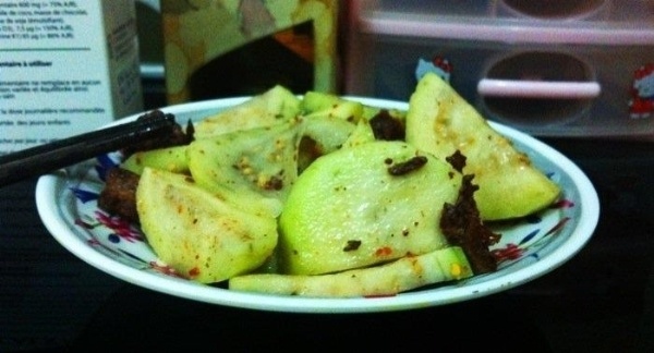 Ổi bán vụ hè phần nhiều là loại trái to, chắc quả, ăn giòn và ngọt. Bên cạnh đó, nhiều người cũng yêu thích vị ổi dầm giòn tan, chua cay xuýt xoa của các cô bán hàng bên bờ hồ hay dọc phố cổ.