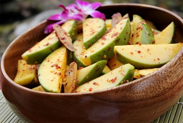 Xoài để dầm phải là loại quả xanh giòn, cùi dày, không quá chua cũng chẳng quá ngọt. Khi dầm cùng muối, đường, ớt tạo hương vị hài hòa, kết hợp hoàn hảo của cái chua chua, ngọt ngọt, cay cau lại giòn tan nơi đầu lưỡi.