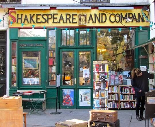 Shakespeare and Company, Paris: Được hình thành từ năm 1919 với một kho kiến thức khổng lồ, Shakespeare and Company là hiệu sách lâu đời nhất ở Paris. Nằm bên bờ sông Seine, Shakespeare and Company là điểm dừng chân của rất nhiều nhà văn nổi tiếng như James Joyce, Ezra Pound và Ernest Hemingway. Hiệu sách này được mở cửa lần 2 vào năm 1950 sau khi phải tạm ngưng hoạt động trong Chiến tranh Thế giới thứ II.
