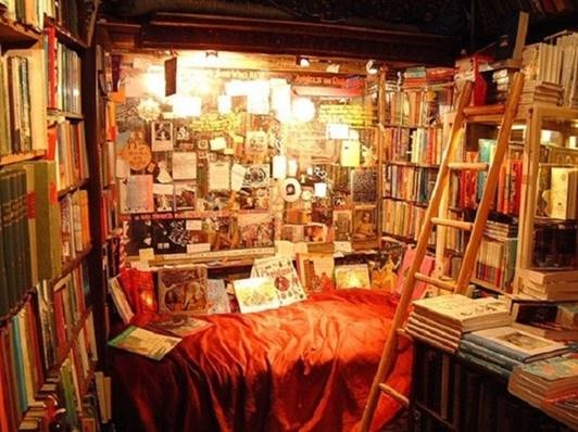 Có một điều đặc biệt là ở đây, người đọc có thể tìm mượn hoặc mua lại những cuốn sách thậm chí bị cấm lưu hành, xuất bản ở Anh và Mỹ như Lady Chatterley’s Lover, Ulysses...  Lối kiến trúc cổ kính nơi đây đã thành nơi quen thuộc không thế thiếu của người hâm mộ sách. Shakespeare and Company đã được vinh danh trên hàng loạt tờ báo với những danh hiệu: “Một trong những tiệm sách đẹp nhất thế giới”, “Hiệu sách được chụp ảnh nhiều nhất thế giới”,...