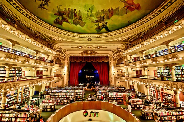 Libreria El Ateneo Grand Splendid, Buenos Aires, Argentina: Đúng như cái tên của nó, Libreria El Ateneo Grand Splendid là một trong những hiệu sách vĩ đại nhất tại thủ đô Buenos Aires. Hiệu sách chiếm dụng không gian một nhà hát từ thập niên 20 và giữ lại phần nội thất lộng lẫy của các khán phòng, giữ nguyên các ban công, những trần nhà được sơn vẽ, nhiều tác phẩm điêu khắc tỉ mỉ và bức màn sân khấu đỏ thẫm. El Ateneo Grand Splendid còn có một tiệm cà phê ấm cúng ngay giữa sân khấu, nơi du khách có thể vừa đọc sách vừa thưởng thức đồ uống yêu thích.
