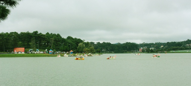 1.  Hồ Xuân Hương: Nằm ngay trung tâm thành phố, vùng hồ hình lưỡi liềm đã trở thành biểu tượng của Đà Lạt. Đến đây, du khách có thể ghé các quán cà phê ven hồ tận hưởng không khí trong lành hay lãng mạn hơn là cùng nhau đạp thuyền thiên nga hoặc xe đạp đôi đi hết vùng hồ.