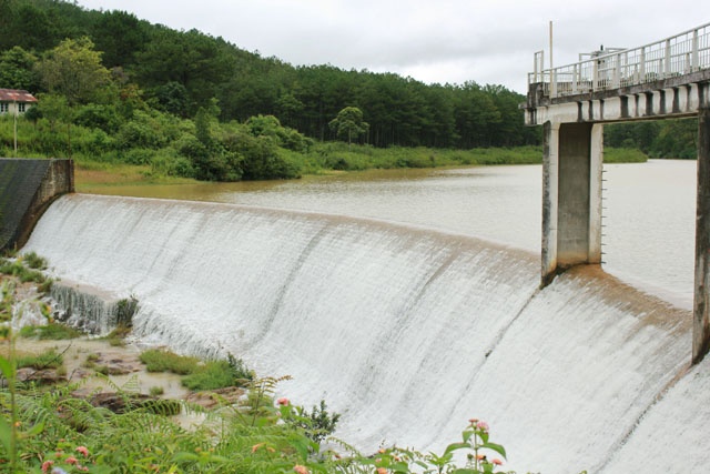 Nếu muốn tham quan hết khu vực hồ Đa Kia - Suối Vàng, bạn nên lần lượt ghé thăm Thung lũng Vàng, thác Ankoret, đập nước Suối Vàng, hồ Đa Kia. Ngoài ra, bạn cũng có thể nhìn toàn cảnh vùng hồ khi đến đỉnh núi Radar (cao 1950m) trong Khu du lịch Langbiang.