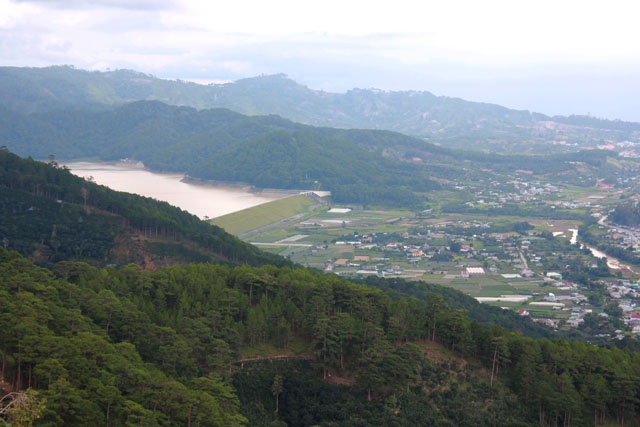 5.  Hồ Đa Nhim: Hồ Đa Nhim còn gọi là hồ Đơn Dương, nằm tại thị trấn Dran, huyện Đơn Dương, cách thành phố Đà Lạt 40km về phía Phan Rang. Vùng hồ là bức tranh thiên nhiên hài hòa giữa trời mây, non nước và hoa lá tuyệt đẹp.Từ hồ Đa Nhim, bạn cũng có thể khám phá đèo Ngoạn Mục - một trong những đèo núi đẹp nhất Việt Nam.