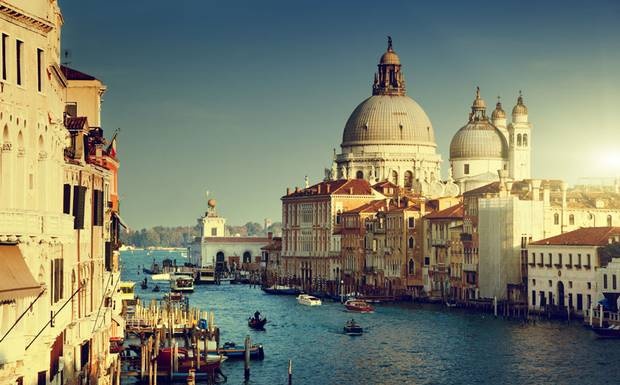 Venice​: Theo lệ thường, những người định cầu hôn thường thuê một chiếc thuyền gondola truyền thống trứ danh và đưa người yêu đến một địa điểm lãng mạn trên sông nước để cầu hôn. Tuy nhiên, với những người bị say thuyền, họ thường chọn quảng trường Thánh Mark hay Cầu Các dấu hiệu (Bridge of Sighs) để cầu hôn…