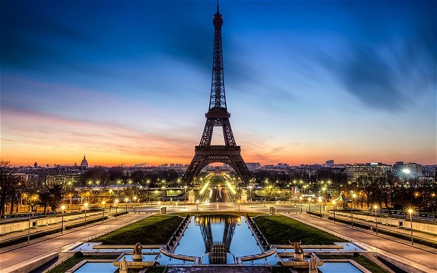 Paris: Số người cầu hôn dưới chân tháp Eiffel phải tính đến con số hàng nghìn. Bên cạnh đó, vô vàn những địa điểm nổi danh khác mà những người yêu nhau tìm đến là Pont des Arts, ngắm nhìn khung cảnh tuyệt đẹp từ nhà hàng “Le George Au Centre Pompidou, công viên Belle Ville hay cung điện Chaillot nằm dọc bờ sông Sein.