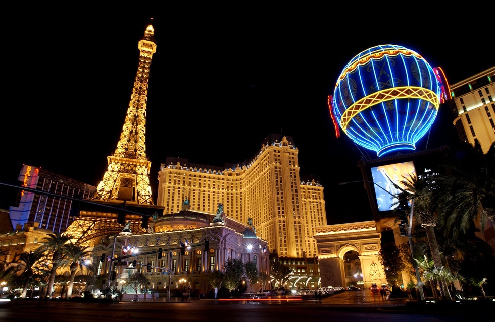 Las Vegas​: Las Vegas có thể mang đến ngay cho bạn một cuộc kết hôn ấn tượng, phấn khích và gần như ngay lập tức mà không cần phải thủ tục rườm rà gì. Vì vậy, ngày càng có nhiều người chọn cách “đánh nhanh, thắng nhanh” nơi đây. Độc đáo hơn, bạn có thể thuê khinh khí cầu để tới vùng núi Spring hay bắt chuyến bay ngắn tới địa danh cực kỳ nổi tiếng Grand Canyon để cầu hôn người ấy… Đó thực sự là những trải nghiệm không thể nào quên.
