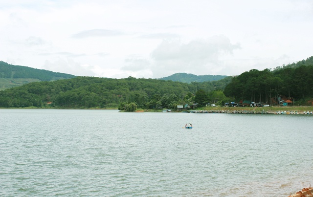 2.  Hồ Tuyền Lâm: Cách trung tâm Đà Lạt 7km, hồ Tuyền Lâm được bao bọc bởi những cánh rừng thông nguyên sinh và nhiều ốc đảo rợp bóng cây xanh rải rác khắp mặt hồ.