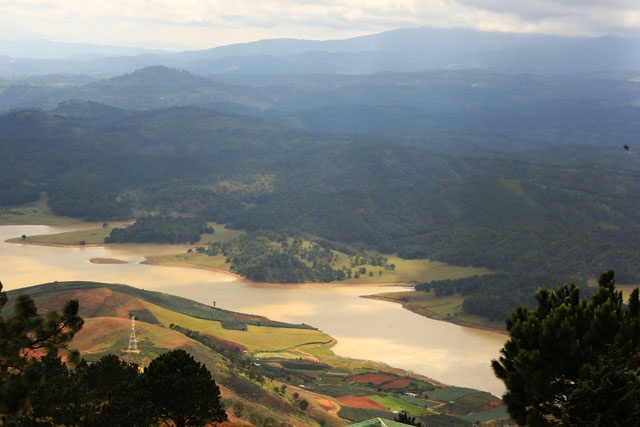 4.  Hồ Đa Kia - Suối Vàng: Hồ Suối Vàng gồm 2 hồ là Đa Kia ở trên và Ankoret ở dưới, được tạo bởi đập Ankoret. Cạnh đó là thác Ankoret, nơi xây dựng nhà máy thủy điện đầu tiên của Đà Lạt.