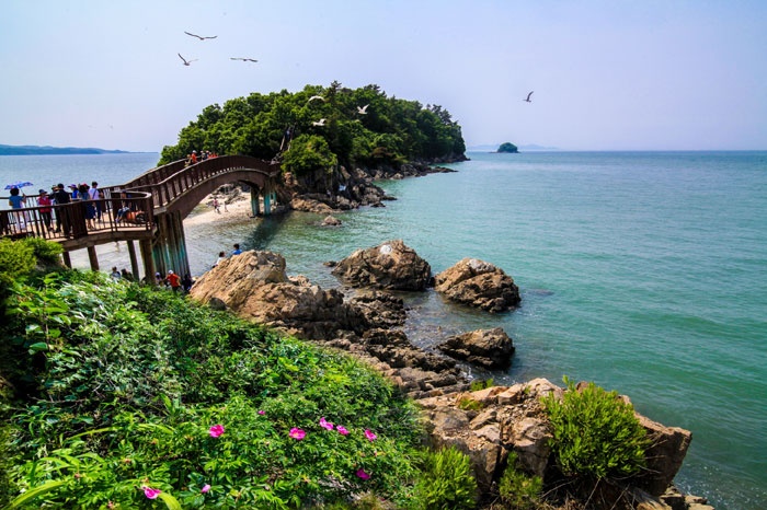 Nếu bạn từng ao ước có cơ hội được một lần đi dạo trên những con đường núi đá giữa lòng biển xanh, vậy thì con đường ấn tượng Haesol-gil trên đảo Daebudo, thành phố Ansan, tỉnh Gyeonggi-do là nơi bạn nhất định phải đến.  Tuyến đường này sẽ đưa du khách đi từ trạm năng lượng thủy triều Sihwa đến đảo Daebudo, nơi bạn hoàn toàn tận hưởng không gian tự do của riêng mình giữa gió biển mằn mặn và ngắm nhìn khung cảnh hoàng hôn tuyệt đẹp từ đỉnh núi Bukmangsan.