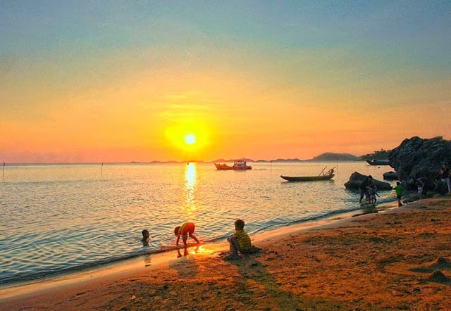 2.	Đảo Bà Lụa Quần đảo Bà Lụa thuộc vịnh Thái Lan, huyện Kiên Lương, tỉnh Kiên Giang.  Quần đảo Bà Lụa có 3 đảo lớn nhỏ là hòn Heo, hòn Ngang và hòn Nhum Bà cùng nhiều đảo nhỏ khác.  Nhóm đảo này còn được mệnh danh là “tiểu Hạ Long” của phương Nam. Ảnh:  Toidi24.