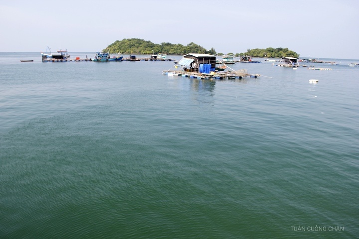 3.	Đảo Hải Tặc: Một cái tên gợi lên sự cuốn hút đối với du khách “Quần đảo Hải Tặc”. Tọa lạc tại phía Tây của Tổ quốc, thuộc đảo xã Tiên Hải. Ngay từ tên gọi, quần đảo này đã gợi lên sự bí ẩn mà du khách nên tìm kiếm.  Thiên nhiên với vẻ đẹp hoang sơ và chưa trải qua sự “khám nghiệm” của cuộc sống hiện đại. Chính điều ấy, làm nên một hòn đảo hoang sơ như Hải Tặc hiện nay.  Ảnh: Tuân Cuồng Chân.