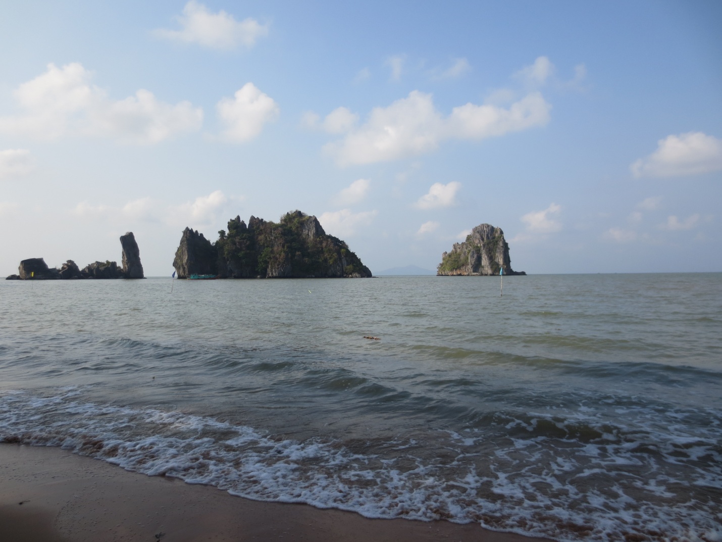 4.	Hòn Phụ Tử Hòn Phụ Tử nằm trên eo biển khu du lịch chùa Hang, thuộc xã Bình An, huyện Kiên Lương, tỉnh Kiên Giang. Nơi đây được xem là biểu tượng cho vẻ đẹp của Kiên Giang.  Ảnh: Yến Nhi.