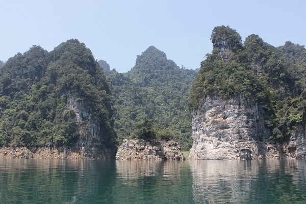 Mùa nước hồ thủy điện dâng dưới chân núi đá khiến vùng lòng hồ như một Vịnh Hạ Long thứ hai ở nữa ở nước ta.