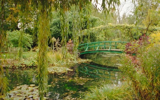 Chỉ cách thủ đô Paris hoa lệ một giờ lái xe, ngôi làng Giverny sở hữu một trong những khu vườn ảo đẹp nhất thế giới. Nơi đây, danh họa Claude Monet đã bỏ ra 30 năm cuối  đời để vẽ về khu vườn ảo của mình. Khoảng 300 bức tranh vẽ khu vườn ảo ở Giverny, trong đó có 40 bức tranh khổ lớn, nổi tiếng nhất là hàng loạt những bức tranh vẽ hoa súng. 