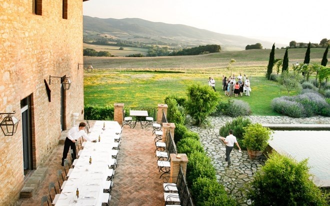 Không ở nơi đâu, thảm hoa lại đẹp một cách lãng mạn như ở Tuscany, Ý. Những bờ tường gạch cổ xen kẽ với các bụi cây, sân vườn và bạt ngàn những khóm hoa hồng leo, biến Tuscany thành một bức tranh thiên nhiên đẹp mỹ mãn làm say đắm lòng người. 