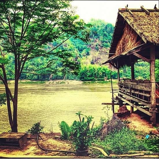 Đi thuyền trên sông Mekong, Lào. Ảnh: Popsugar.