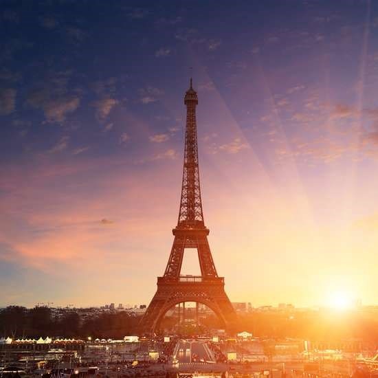 Lên đỉnh tháp Eiffel. Ảnh: Shutterstock.
