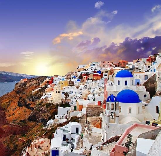 Ngắm mặt trời lặn ở Santorini, Hy Lạp. Ảnh: Shutterstock.