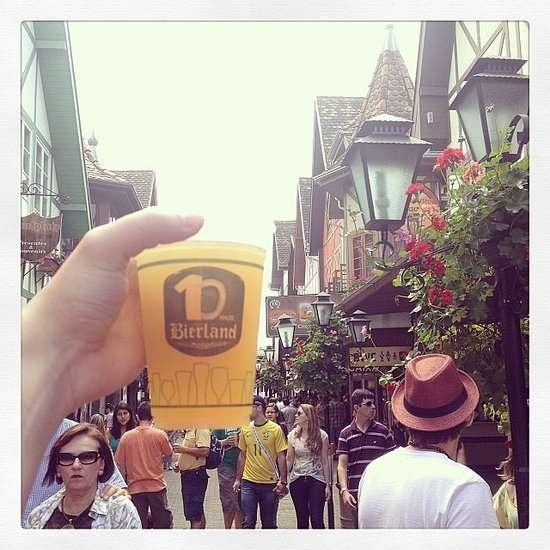 Uống bia ở Lễ hội Oktoberfest, Đức. Ảnh: Popsugar.