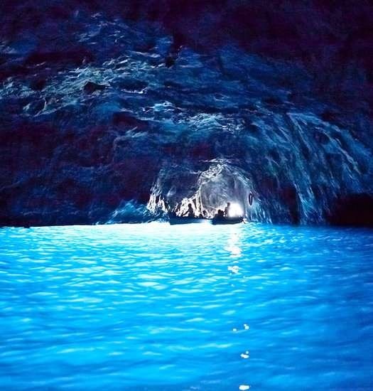 Bơi trong hang động Blue Grotto. Ảnh: Corbis Images.