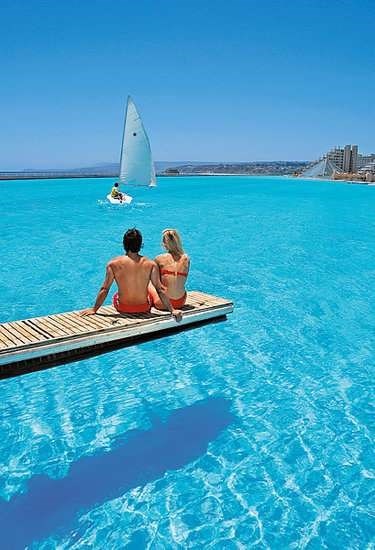 Bơi trong bể bơi rộng nhất thế giới trong khu nghỉ dưỡng San Alfonso del Mar resort ở Chile. Ảnh: Popsugar.