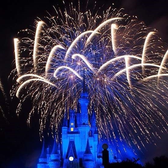 Xem bắn pháo hoa ở Lâu đài Cinderella. Ảnh: Popsugar.