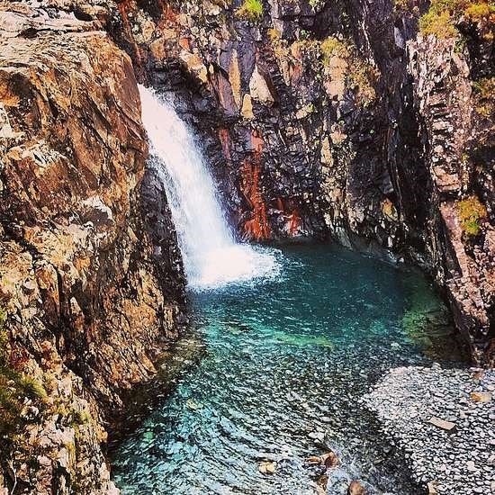 Tắm ở bể bơi cổ tích tại Scotland. Ảnh: Popsugar.