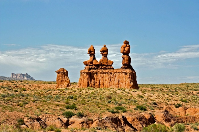 Công viên quốc gia Goblin Valley thuộc sa mạc ở bang Utah (Mỹ) có nhiều ụ đá mềm hình thù kỳ lạ trong đó phần nhiều giống hình cây nấm.