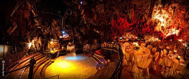 Với hệ thống đèn les sôi động từ những quả cầu ánh sáng, các quầy bar, hay những hốc tường nhỏ để thư giãn của quán sẽ cho du khách những trải nghiệm tuyệt vời. Ảnh: Pinterest.com.