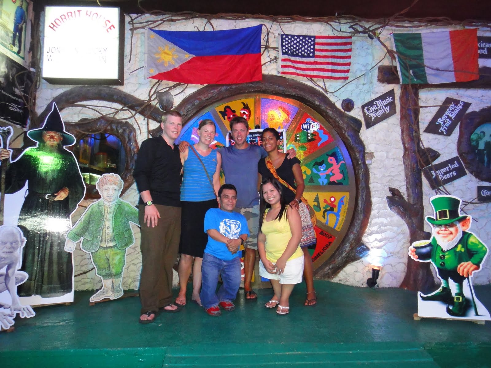 6. Hobbit House, Philippines Đây là quán bar với những nhân viên phục vụ nhỏ bé, tuy nhiên nó lại để lại ấn tượng lớn đối với khách hàng. Quán được thành lập vào năm 1973 bởi một người rất đam mê với các tác phẩm trong tiểu thuyết Lord of the Rings, chính vì thế ông đã quyết định xây dựng quán bar được phục vụ bởi những người lùn. Ảnh: Drewandmartalewis.blogspot.com