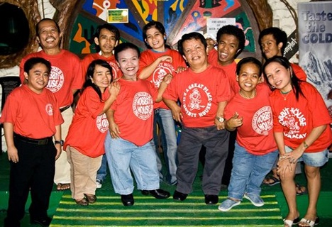 Kể từ đó Hobbit House đã trở nên nổi tiếng với người dân địa phương cũng như du khách trên thế giới. Bên trong quán bar được trang trí cổ điển như trong các tác phẩm của Tolkien – tác giả tiểu thuyết Lord of the Rings, ngoài ra quán bar còn có đội trình diễn văn nghệ với các tiết mục đa dạng của những người lùn khiến quán bar trở thành lựa chọn hàng đầu cho du khách khi tới Manila. Ảnh: Medicaltourist.com.