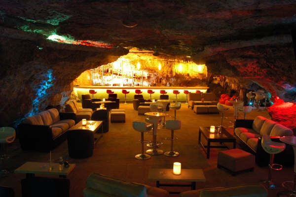 7. Alux Restaurant and Lounge, Mexico Nhà hàng và quán bar này nằm chính xác trong một hang động thông lên mặt đất. Được xây dựng bên trong một hố tự nhiên, du khách bước xuống từ cầu thang có thể thoải mái đi tham quan các phòng với đồ uống trên tay. Ánh sáng trong quán chính là không khí, được bật lên khi bạn đi qua các hành lang, và các nhũ đá mang đến những màu sắc rất đa dạng cho hang động. Ảnh: Travel.allwomenstalk.com 