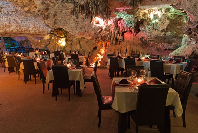 Cùng với thực đơn và rượu ngon, đã khiến nơi đây trở thành một lựa chọn tuyệt vời cho du khách thích khám phá những trải nghiệm mới lạ, nơi duy nhất trên thế giới mà bạn được tận hưởng thức uống trong một hang động tự nhiên cũng như cảm nhận được nguồn sức mạnh cổ xưa hiện hữu nơi đây. Ảnh: Afar.com.