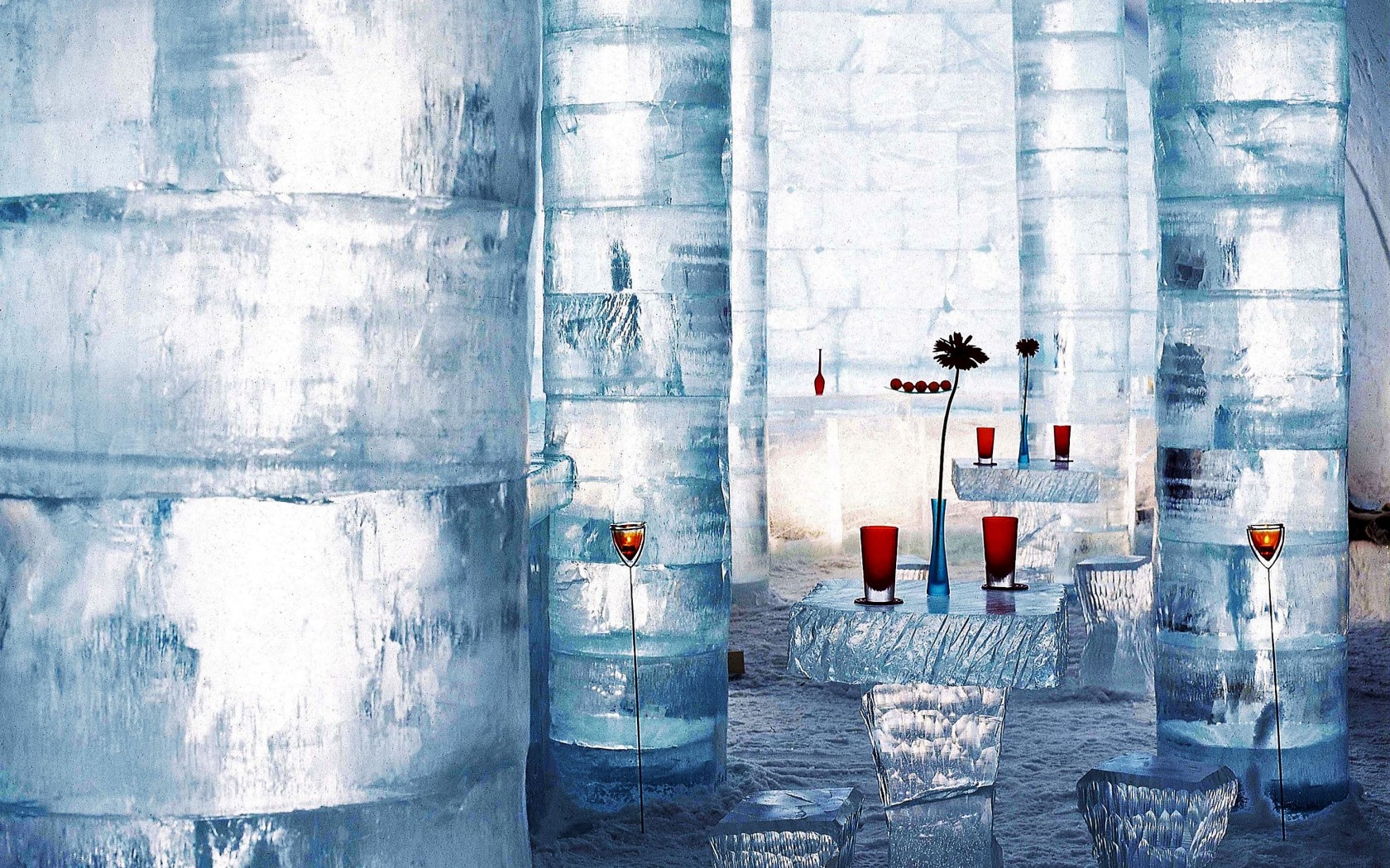 10. Quán bar trong băng, Thụy Điển. Có nhiều quán bar bằng băng trên thế giới trong vài năm qua, nhưng nơi đi tiên phong chính là quán bar nằm ở thị trấn nhỏ bé Jukkasjarvi của Thụy Điển. Những vị khách quen tới đây uống rượu với áo khoác dầy, mũ chịu nhiệt, găng tay ấm áp và thưởng thức đồ uống ở nơi nhiệt độ dưới 0 độ. Ảnh: Planetden.com.