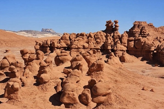 Sự hình thành những hình thù kỳ dị này do xói mòn khối sa thạch hàng triệu năm trước.