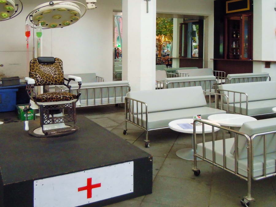 Bar Clinic ở Singapore được thiết kế xung quanh chủ đề về bệnh viện, với các xe lăn được thay thế cho ghế ngồi, gường bệnh để nghỉ ngơi với đèn chiếu như trong phòng mổ. Nhân viên phục vụ được mặc trang phục tảy uế màu trắng, phục vụ thức ăn có hình dạng những cơ quan nội tạng và đồ uống trong ống nghiệm. Trải nghiệm thật đáng sợ, chỉ tiếc là nó không tồn tại được lâu để có thêm nhiều người có thể tới quán bar kỳ lạ nhưng hấp dẫn này. Ảnh: Thewonderingchef.