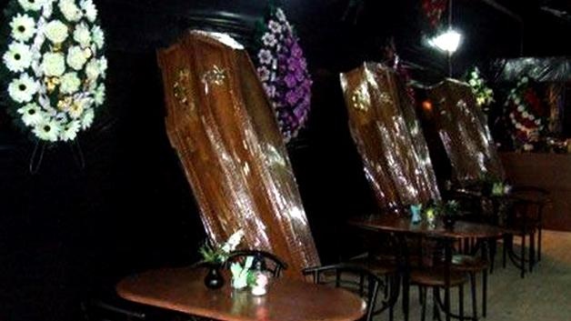 Quán được mô phỏng như một cỗ quan tài, không khí bên trong cũng hết sức ảm đạm bao gồm những rèm cửa đen tối, nến và hoa, cùng những bài thánh ca tang lễ làm nhạc nền. Các cỗ quan tài có ở khắp nơi trong quán, và các nhân viên phục vụ cũng mặc những bộ đồ đen huyền bí. Nếu bạn muốn một trải nghiệm “uống tới chết”, thì nơi đây là nơi thích hợp dành cho bạn. Ảnh: ovejanegra.peru.com.