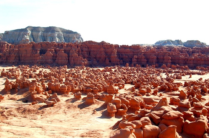 Bạt ngàn những hình thù kỳ dị với màu đỏ đậm như đất bazan.