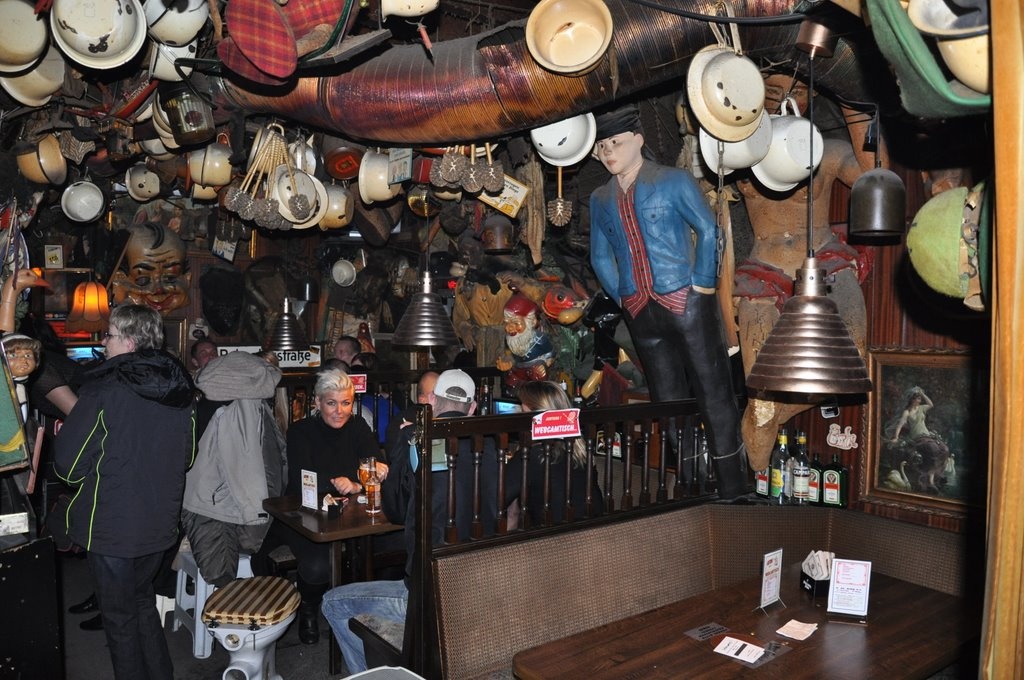 Những cảm giác từ vui mừng, tức giận, ngạc nhiên hoặc bị sốc khi một chiếc búa bay vào đầu bạn từ trần nhà, hay một con gấu khổng lồ chào đón bạn tại nhà vệ sinh. Không từ ngữ nào có thể diễn tả hết cảm xúc khi bạn tới đây, cách duy nhất là hãy tự mình trải nghiệm nó. Ảnh: Panoramio.com.